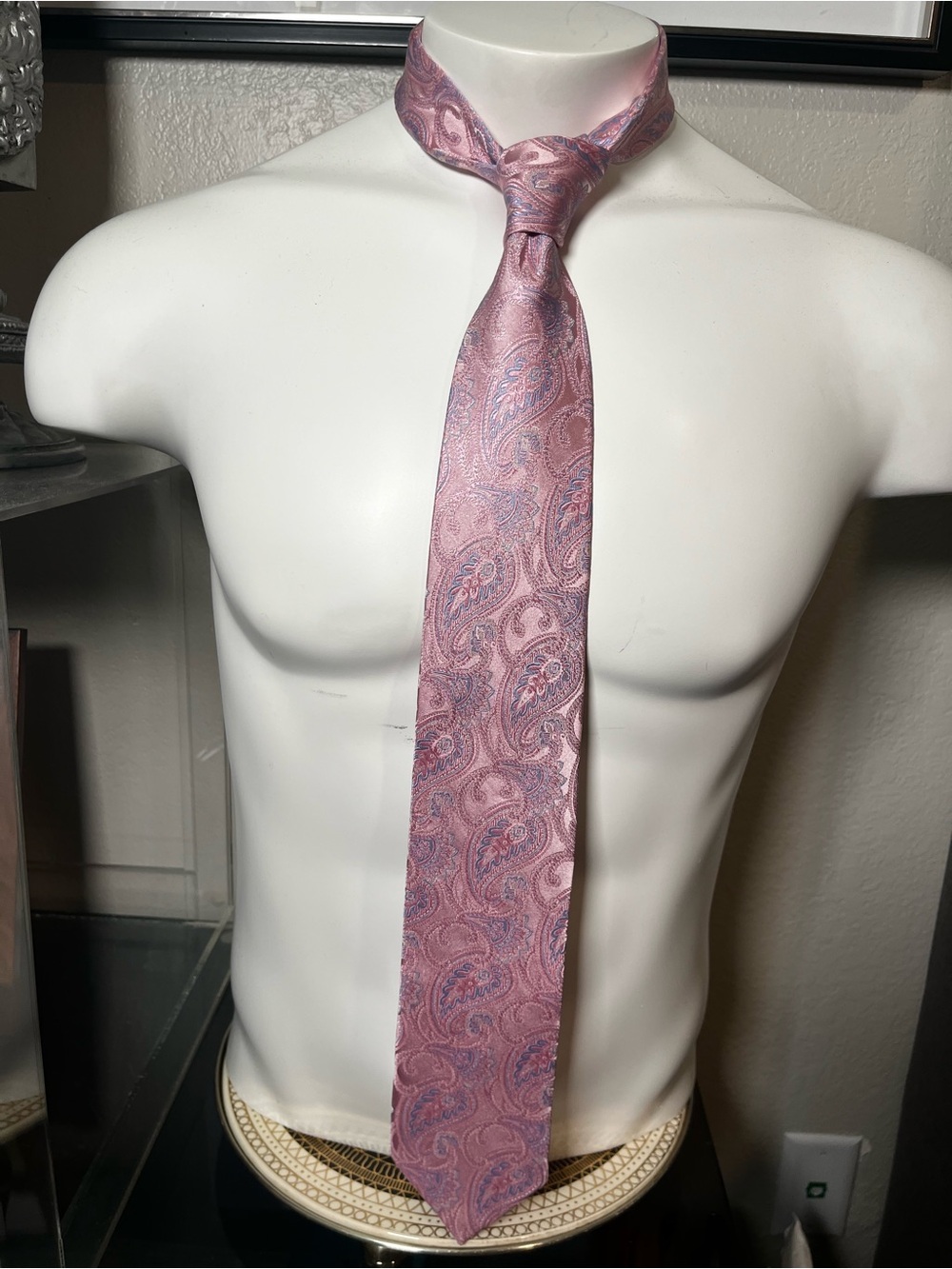Pink Paisley Men’s Tie — Elegant Satin Finish